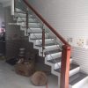 cầu thang kính cường lực trụ dài