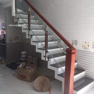 cầu thang kính cường lực trụ dài