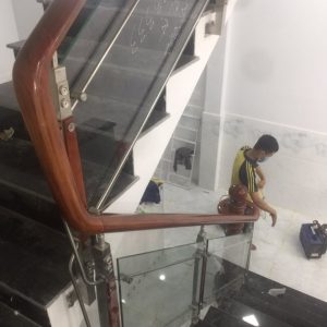 cầu thang kính cường lực