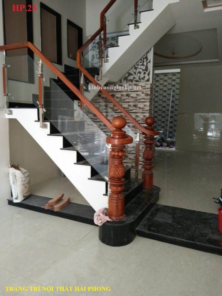 cầu thang kính trụ dài