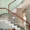 Cầu thang kính cường lực không trụ.