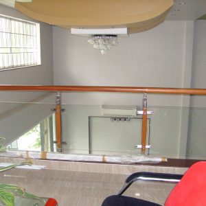 Lan can kính cường lực tay vịn gỗ căm xe