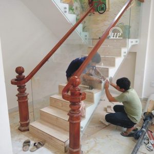 Cầu thang kính cường lực