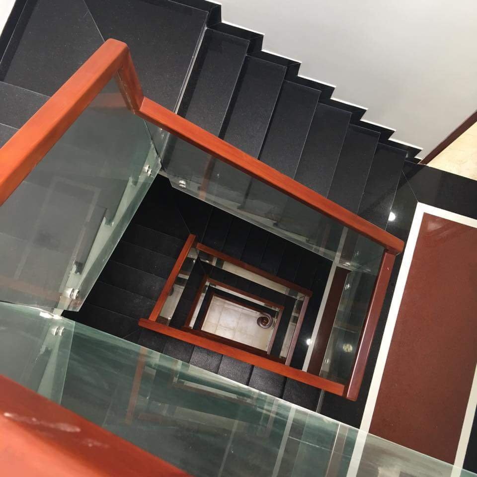 cầu thang kính tại quận 9