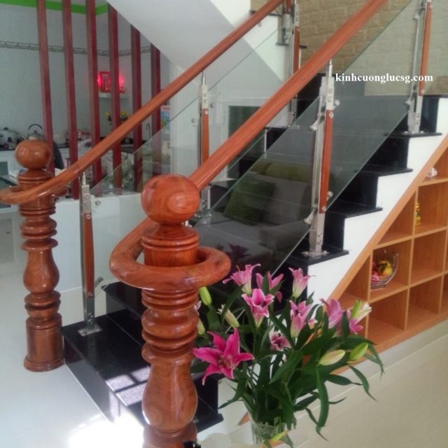Thi công cầu thang kính tại quận 6