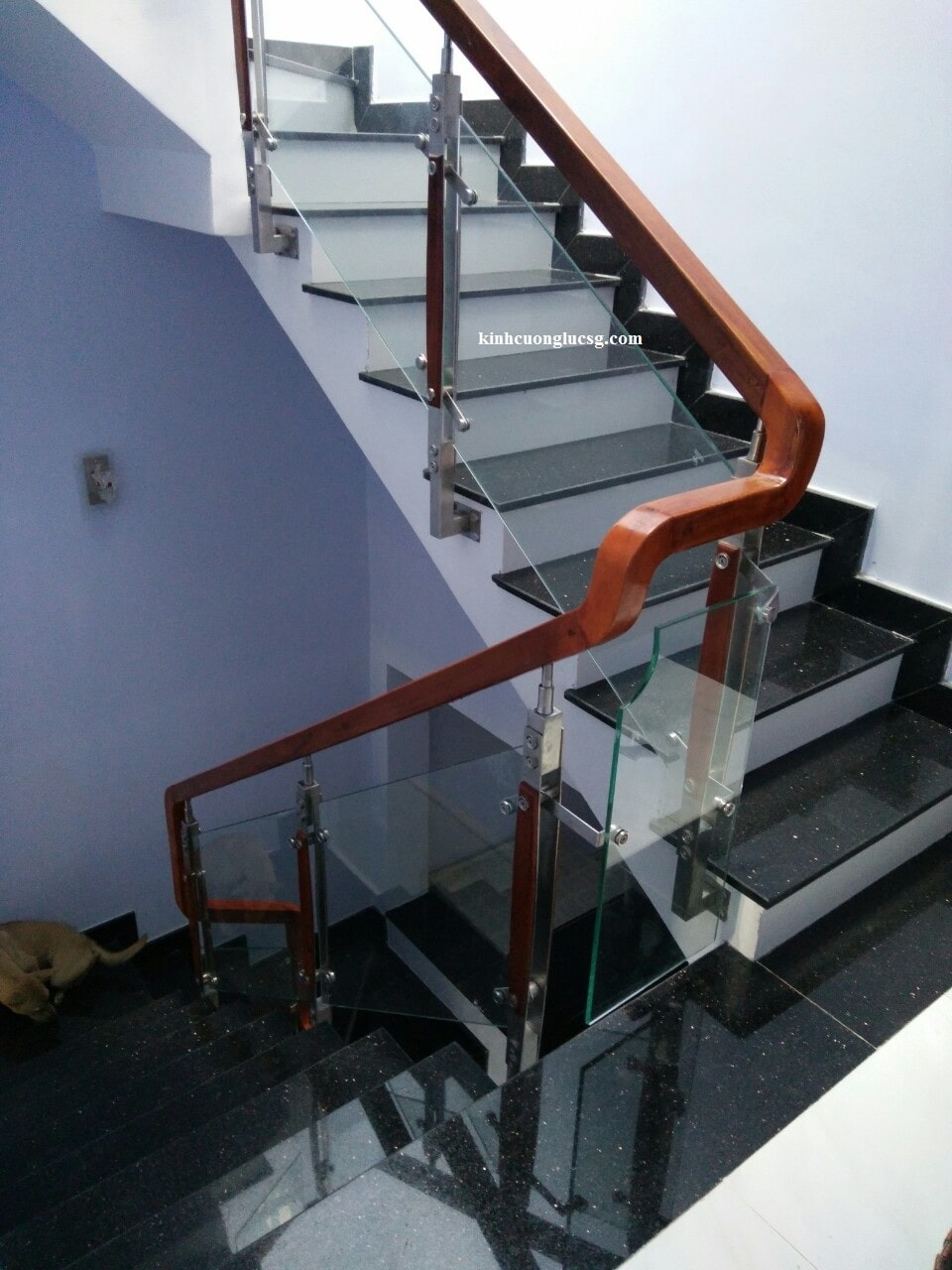 Thi công cầu thang kính tại quận 4 hồ chí minh