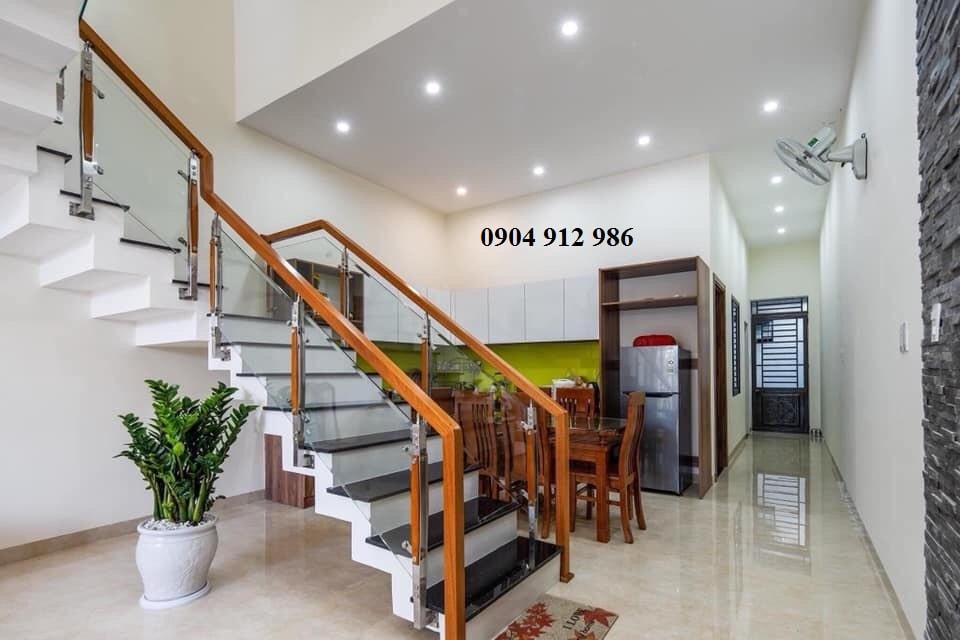 cầu thang kính trụ dài