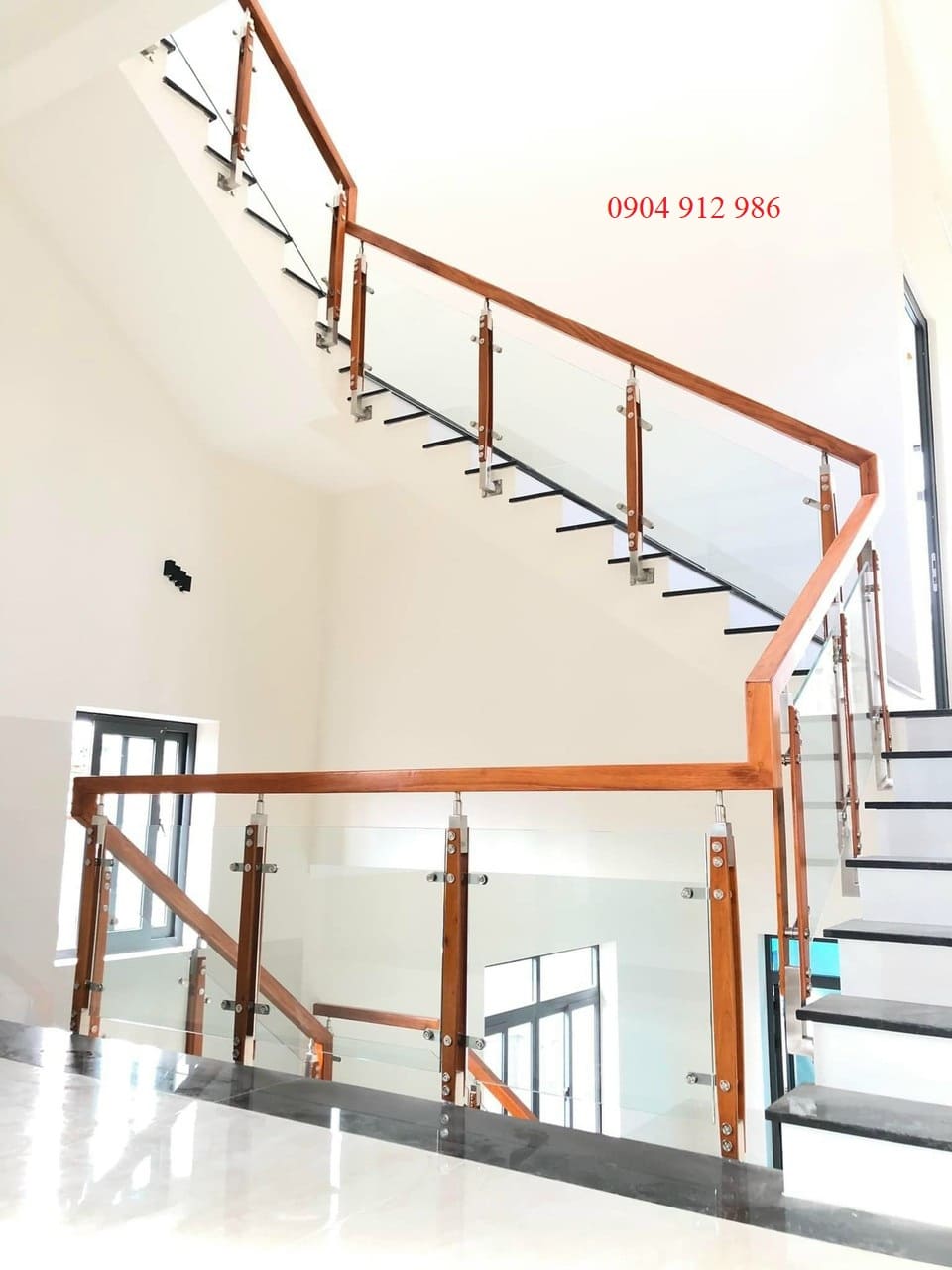 Cầu thang kính trụ gỗ
