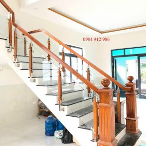 Cầu thang kính trụ gỗ