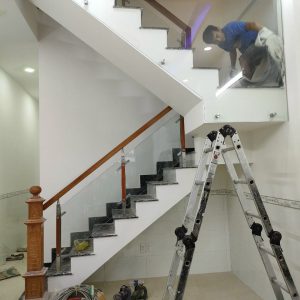 Cầu thang kính tay vịn vuông