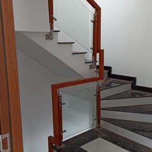 Cầu thang kính giá rẻ