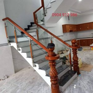 Cầu thang kính tay vịn vuông