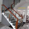 Cầu thang kính tay vịn vuông