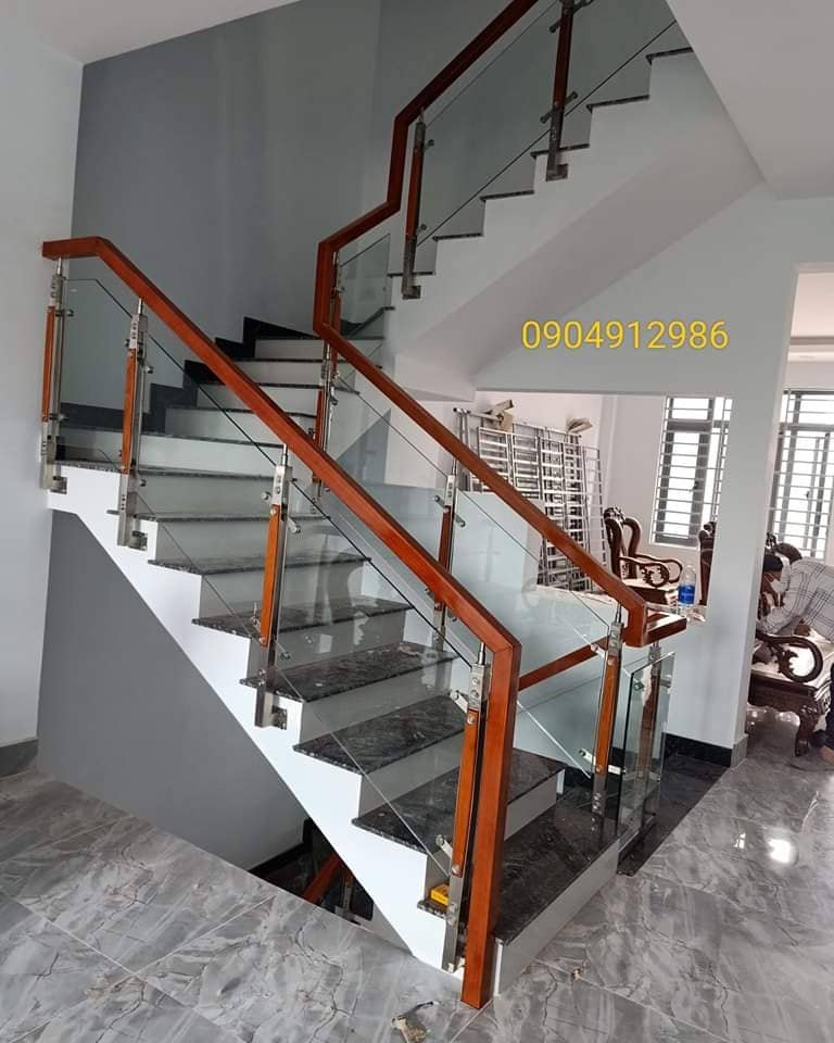 Cầu thang kính tay vịn vuông