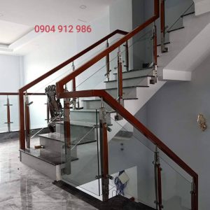 Cầu thang kính tay vịn vuông